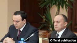 Armenian Defense Minister Seyran Ohanian (right) with National Security Council Secretary Artur Baghdasarian at a meeting of a government commission on defense on August 10.