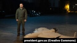 Украин президенти Владимир Зеленский атып түшүрүлгөн, ирандык өндүрүштөгү Орусияга таандык ракетанын жанында турат.