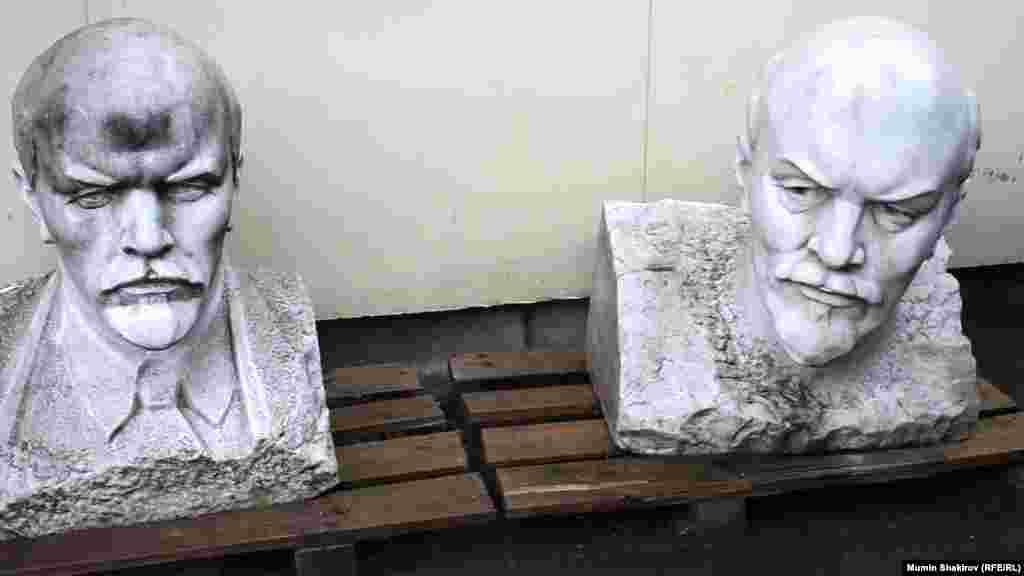 В мастерской, где изготовливают памятник князу Владимиру раньше лепили бюсты и головы другого Владимира – Ульянова-Ленина. Этим двум экземплярам не нашлось места на постаменте 