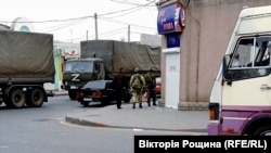 Вулиці Мелітополя, де патрулюють окупанти, а дорогами пересувається військова техніка. Квітень 2022 року