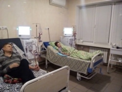 Олександр Богославський привозить свою дружину (на фото праворуч) на гемодіаліз тричі на тиждень, Краматорськ, Донецька область