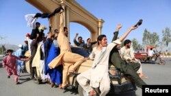 زلمي خلیلزاد پر دې ټینګار وکړ چې د سولې د حرکت پړی به د افغانانو په لاس کې وي.