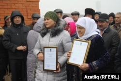 Мәчет төзүдә актив катнашучылар - авыл башлыгы Земфира Ихсанова һәм Сабира Рафикова