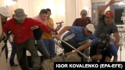 Штурм резиденції Атамбаєва, 7 серпня