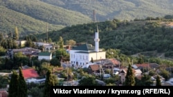 Ізобільне, історична назва – Корбекуль, вид на Корбек джамі, серпень 2019 року