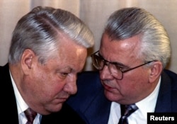 Президент України Леонід Кравчук (праворуч) і президент Росії Борис Єльцин. Мінськ, 16 квітня 1993 року
