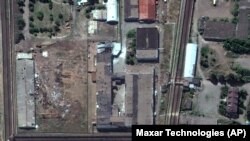 Територія колонії в Оленівці після вибуху 28 липня в бараку, де перебували українські військовополонені. Супутниковий знімок Maxar Technologies, датований 30 липня 2022 року
