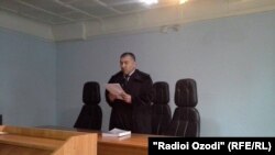 Тоҳирбек Мӯсобекзода ҳангоми қироати ҳукм
