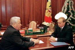 Борис Єльцин (ліворуч) розмовляє з Володимиром Путіним. Москва, 31 грудня 1999 року