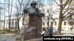 Ускладаньне кветак да помніка Караткевічу