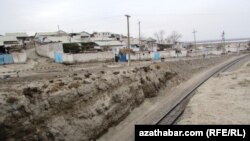 Türkmenistanda merkezden çet ýerlerde ýollar ýyllarboýy bejerilmeýär. Lebap welaýaty (arhiw suraty)