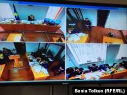Фото с монитора в ходе судебного процесса по делу гражданских активистов Макса Бокаева и Талгата Аяна. Атырау, 18 ноября 2016 года.