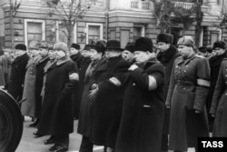 Похорони Сталіна. На знімку на першому плані (з правого боку) ідуть Микита Хрущов, а біля нього у капелюсі Лаврентій Берія. Москва, 9 березня 1953 року