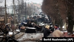 Спалена російська бронетехніка на вулиці Бучі під Києвом, 1 березня 2022 року