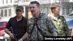 Ігор Гіркін (у центрі) у окупованому Донецьку, 11 липня 2014 року