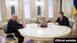 Президент України Петро Порошенко (праворуч) і голова Закарпатської ОДА Геннадій Москаль. Київ, 6 листопада 2015 року