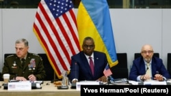 Зліва направо: голова Об'єднаного комітету начальників штабів США генерал Марк Міллі, міністр оборони США Ллойд Остін і міністр оборони України Олексій Резніков на засіданні Контактної групи з оборони України. Брюссель, Бельгія, 15 червня 2022 року