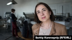 Валентина Кирилова у друкарні ArtHuss, де вийшла друком книга «Nomіna»
