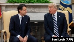 Италиянын премьер-министри Жузеппе Конти жана Дональд Трамп. 30-июль, 2018-жыл.