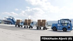 Osamdeset kineskih respiratora na aerodromu u Sarajevu, 25. april 2020.