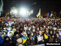 Тисячі людей прийшли на майдан Незалежності у Києві, щоб згадати події 2013 року. Україна, 29 листопада 2014 року