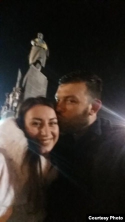 Браян Боєнджер зі своєю дівчиною, яку зустрів в Україні