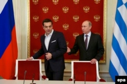 Президент Росії Володимир Путін (праворуч) та прем'єр Греції Алексіс Ципрас під час зустрічі у Москві. Квітень 2015 року