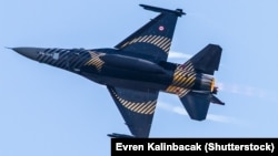Турецький винищувач F-16 C Blok-40 на показових польотах у Стамбулі