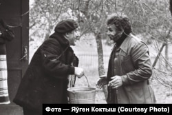 Паэт Рыгор Барадулін і скульптар Анатоль Анікейчык. Фота Яўгена Коктыша