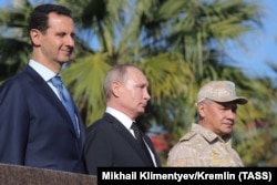 Зліва направо: президент Сирії Башар Асад, очільник Росії Володимир Путін і тодішній міністр оборони Росії Сергій Шойгу на російській авіабазі «Хмеймім» у Сирії. Латакія,11 грудня 2017 року