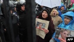 500 прихильників Тимошенко зібралися біля Апеляційного суду Києва на її підтримку