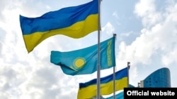 Украинанын жана Казакстандын мамлекеттик туулары.