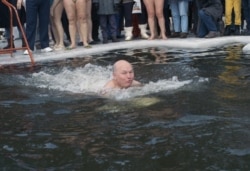 Лужков (під час купання в крижаному озері) був відомий своїми «донкіхотськими» ініціативами, такими як кампанія проти іноземних слів у рекламі та розгін хмар для запобігання опадів під час великих подій на відкритому повітрі