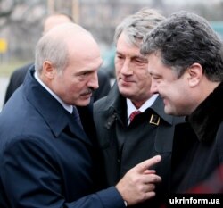 Зліва направо: президент Білорусі Олександр Лукашенко, президент України Віктор Ющенко та міністр закордонних справ України Петро Порошенко в аеропорту Івано-Франківська 6 листопада 2009 року