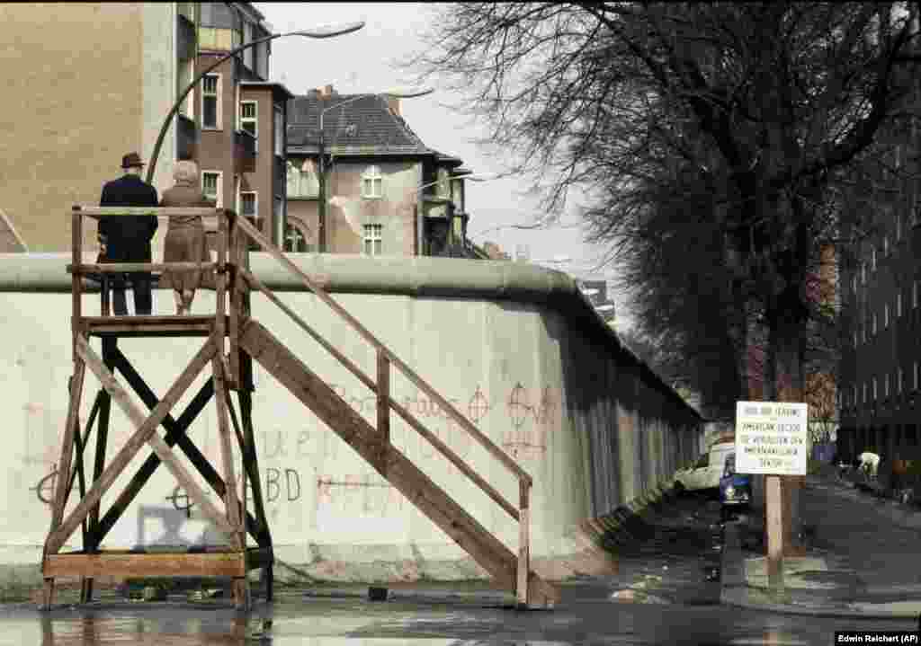 Пара смотрит через стену на Восточный Берлин, снимок сделан в апреле 1983 года.&nbsp; Герхард Зальтер говорит, что испытания противотранспортных заграждений были лишь только частью обширных испытаний и разработок, направленных на то, чтобы не допустить побега из полицейского государства. Сама конструкция Берлинской стены, по его словам, испытывалась &laquo;на устойчивость к нападениям с использованием транспортных средств, взрывчатых веществ, а также на выносливость в случае природных катастроф, например, в случае мощных потоков воды во время сильных дождей&raquo;.