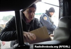 Сергій Жадан дарує книги солдатам на блокпосту на Донбасі. 2014 рік