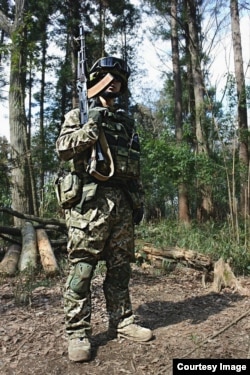 Японський «косплеєр», одягнений як український солдат