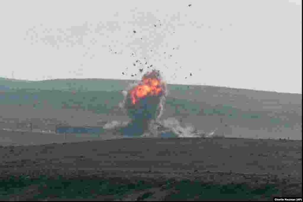 1998-ci ilin noyabrında keçirilən sınaq zamanı sualtı qayığından buraxılan "Tomahawk" San-Klemente adasında hədəfi vurur. Cənubi Kaliforniya yaxınlığındakı bu ada ABŞ Hərbi Dəniz Qüvvələrinin təlim və silah sınağı üçün istifadə olunur.İyulun əvvəlində telefon danışığı zamanı Prezident Trampın Ukrayna prezidenti Zelenskiyə belə dediyi bildirilir: "Volodimir, Moskvaya zərbə endirə bilərsən? [...] Sankt-Peterburqa da?". Zelenskinin isə belə cavab verdiyi deyilir: "Əlbəttə. Bizə silah versəniz, edə bilərik". Lakin Tramp iyulun 15-də jurnalistlərə açıqlamasında Kiyevi uzaqmənzilli raketlərlə silahlandırmaq niyyətində olmadığını bildirib: "Biz bunu etməyi düşünmürük".