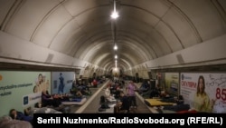 Киевляне прячутся в метро во время российской атаки. Киев, 28 июля 2025 года