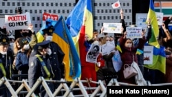 Акція протесту проти агресії Росії щодо України біля російського посольства в Японії. Токіо, 23 лютого 2022 року