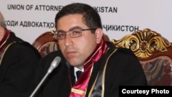 Бузургмеҳр Ёров вакили дифои парвандаҳои пурсарусадое мисли баҳси ширкати "Бахт" бо "Ориёнбонк" ва бозори "Ином" дар Шаҳритус буд