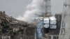 TEPCO Fukuşima No.1 ýadro desgasyndaky 3-nji (çepde) we 4-nji reaktorlara zeper ýetdi, 16-njy mart.
