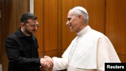 Президент України Володимир Зеленський зустрівся у Ватикані з Папою Римським Левом XIV після завершення інавгураційної меси, 18 травня 2025 року
