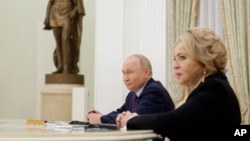 Valentina Matvienko, aici cu președintele rus Vladimir Putin. La tribuna de la Geneva ea a repetat discursurile propagandei de la Kremlin, acuzând Ucraina că vizează civilii din regiunea Donețk și a spus că invazia rusească în Ucraina e necesară pentru „a opri vărsarea de sânge”.