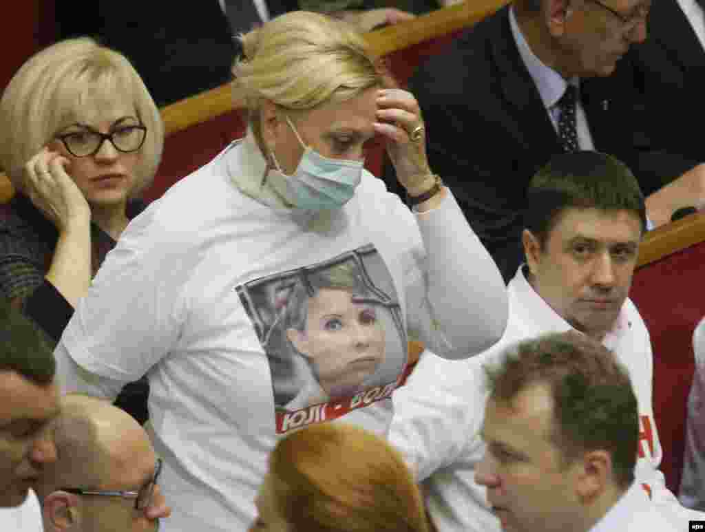 Верховная Рада Украины 21 ноября не поддержала ни один из шести законопроектов, которые позволили бы осуждённой Юлии Тимошенко, экс-премьеру страны, выехать на лечение за границу. Оппозиция встретила такое решение парламента криками &laquo;Позор!&raquo;. На улицы Киева вышли сотни людей, выражая протест властям, которые отказались от соглашения о свободной торговле с Европейским союзом. Освобождение Тимошенко для отправки её на лечение за границу было условием, поставленным ЕС перед Киевом для того, чтобы 28 ноября в Вильнюсе состоялось подписание соглашения об ассоциации Украины с Евросоюзом и о создании зоны свободной торговли с ЕС.