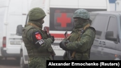 Бойовики угруповання «ДНР» під час обміну утримуваними особами на КПВВ «Майорське», 29 грудня 2019 року