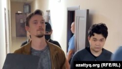 “Клооп Медианын” учурдагы видеооператору Александр Александров менен мурдагы видеооператору Жоомарт Дуулатов. Сотко алып келинген учур. 30-май, 2025-жыл.