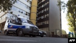 Policijsko obezbeđenje ispred grade satiričnog lista Charlie Hebdo u Parizu