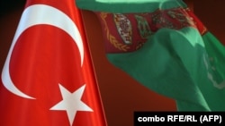 Türkiýäniň we Türkmenistanyň baýdaklary