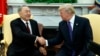 Президент США Дональд Трамп (справа) пожимает руку президенту Казахстана Нурсултану Назарбаеву во время переговоров в Белом доме. Вашингтон, 16 января 2018 года.
